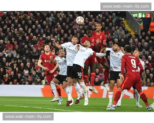 高压逼抢对决：利物浦曼城中场争夺白热化